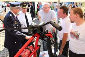 Besuch vom Präsidenten des Deutschen Feuerwehrverbands Hartmut Ziebs (2. v.l.)