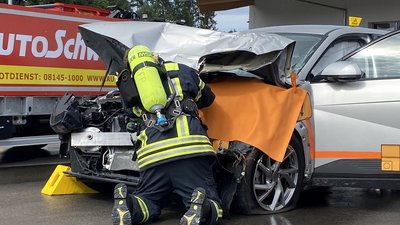 Rettungsarbeiten an Hochvoltfahrzeugen